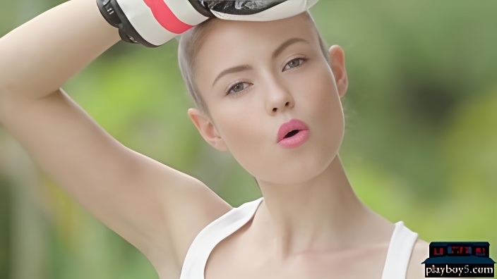 Русская молодуха с розовыми губками боксирует во дворе дома и поливает себя водой из бутылки