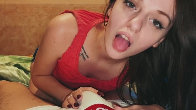 Крепкий ствол ловеласа залетает в ротик русской шалашовки по самые гланды