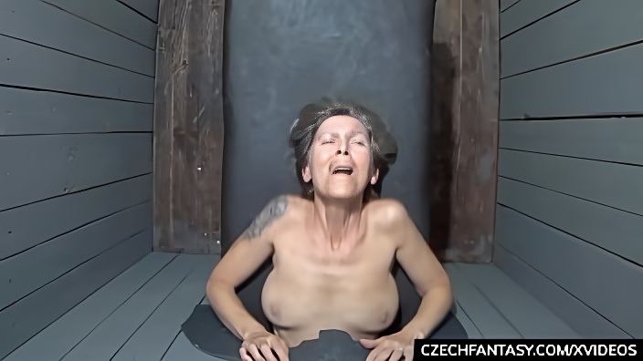 Старушки и молодые девки не видят, кто засаживает стволы в их дырочки