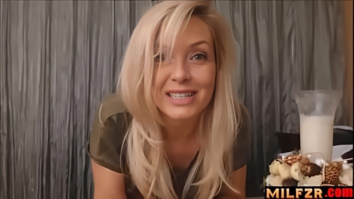 Сексуальная мамочка с большими глазами показала сиськи и письку на кастинге