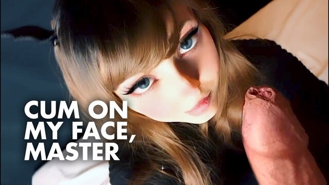 Молодая девушка с голубыми глазами и в черной кофте подошла к бойфренду и взяла в рот его конец