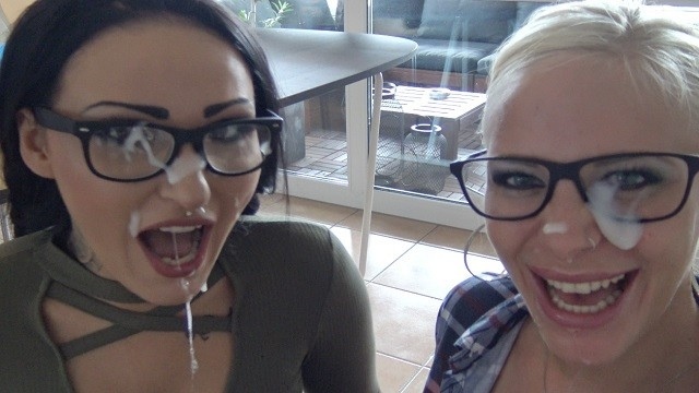 Красотки в очках принимают на лица горячую сперму партнера