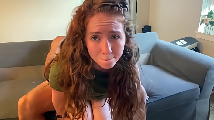 Молодуха с длинными волосами просит зрелого мужика отодрать её в щель, кайфонув от куни