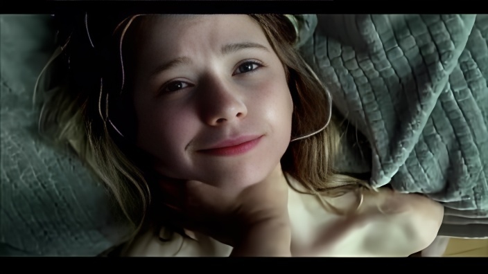 Молодая девка с сочной задницей легла на кровать, где кавалер отодрал ее в две дырки