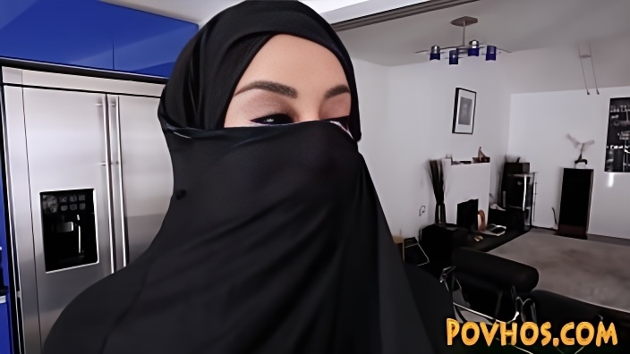 Длинноволосая красотка с большими титьками трахается с партнером с камерой и получает семя на лицо