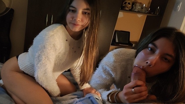 Девушка с темными волосами и с голой жопой отсасывает партнеру