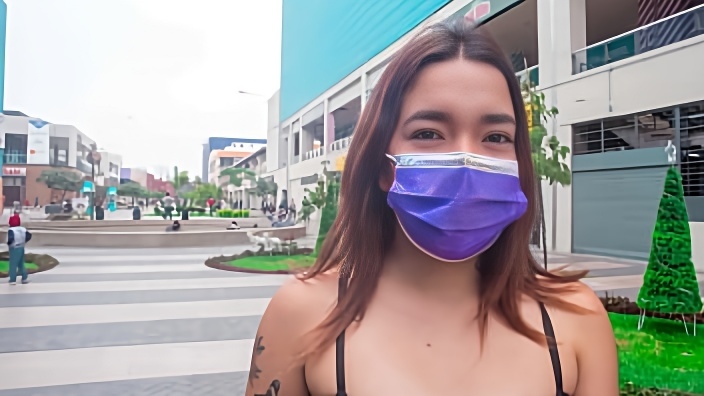 Латинка в шортиках садится в машину к незнакомцу и принимает его ствол в дырочку