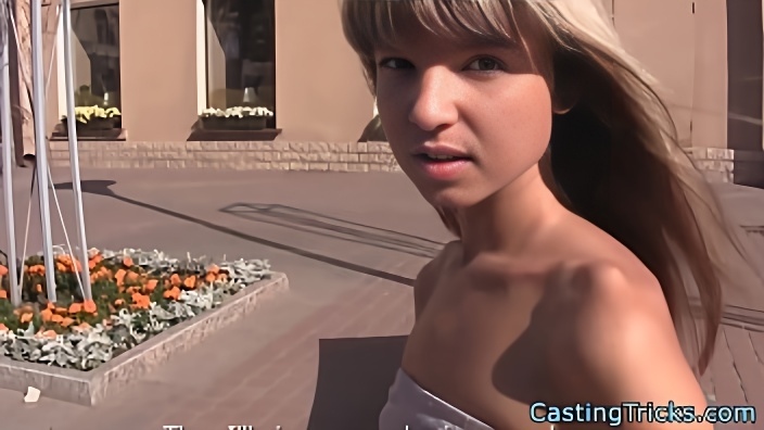 Девушка с маленькой грудью и с худощавой фигурой скачет на члене оператора