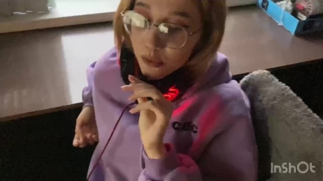 Русская девка в очках и в кофте встала на колени перед другом и отсосала ему