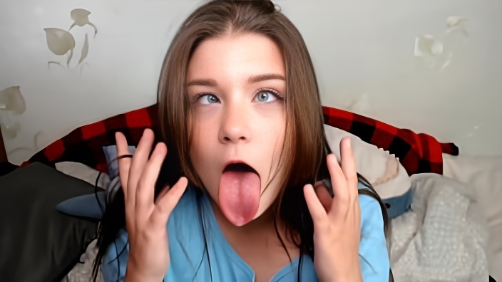 Русская девица с упругими сиськами и в голубой футболке показала как сосет игрушку