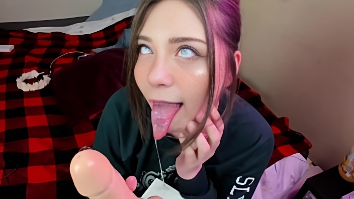 Глазастая студентка облизывает дилдо, словно это настоящий член