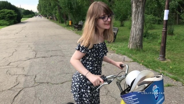 Татуированный пикапер приглашает в гости куколку с длинными волосами и жарит её в дырку