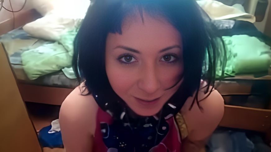 Брюнетка в цветном платье стоит на коленях перед сожителем и берет в рот его твердый конец