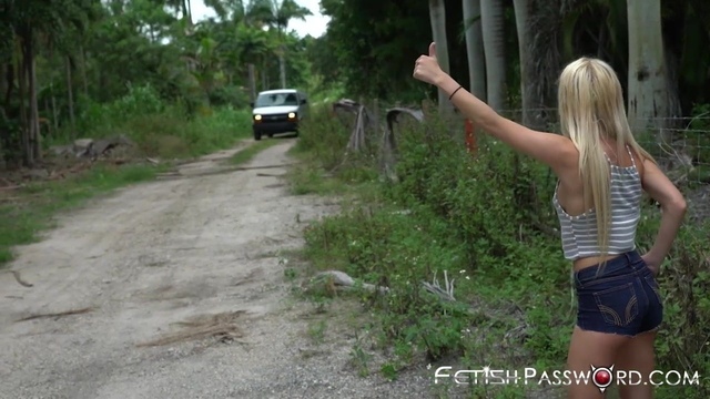 19-летняя блонда заблудилась в лесу и покрутилась киской на члене кудрявого парня
