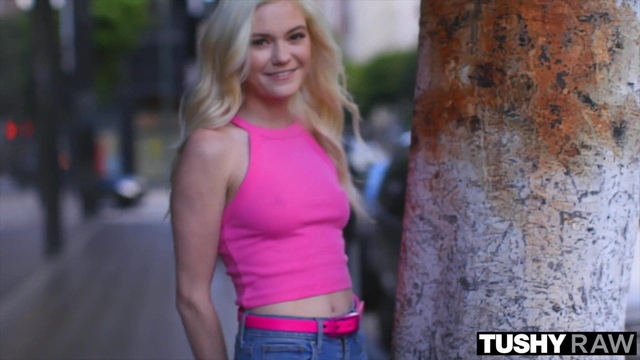 Молодая блондинка в розовой майке занимается сексом с хахалем без смазки