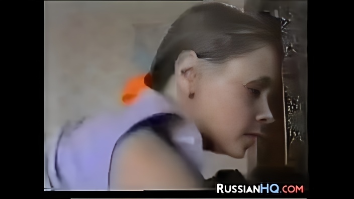 Парень жахает в задницу русскую девушку в красной юбке