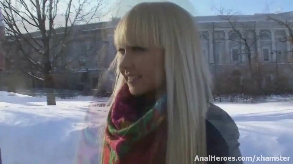 Русская мокрощелка с длинными волосами пошла домой к пикаперу и дала ему в щель