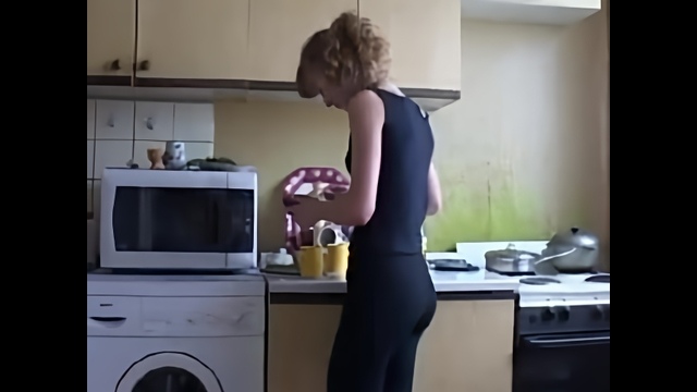 Молодая россиянка с кудрявыми волосами занимается сексом с усатым сожителем