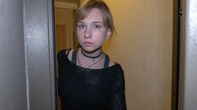 Пикапер заглянул в гости к молодой девице и развел ее на секс