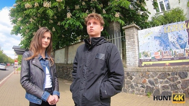 19-летняя изменщица повелась на уговоры режиссера и отдалась ему в щель на съемках