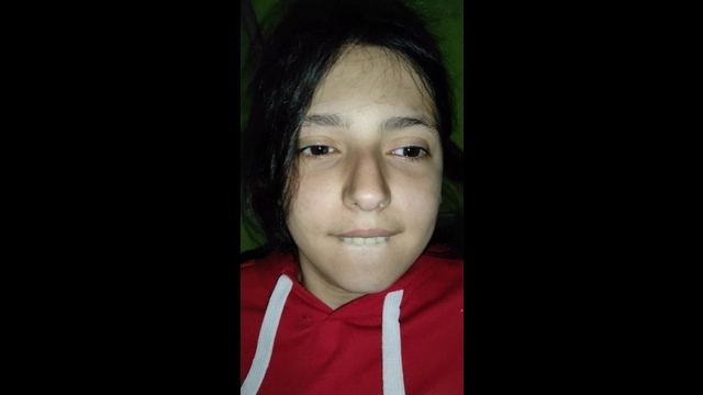 18-летняя красотка в красной кофте склонилась над приятелем и сделала ему минет