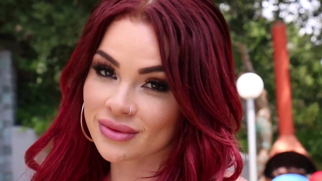 Мама с сочной жопой приняла в очко и киску стволы двух мужиков, отдыхая с ними на вилле