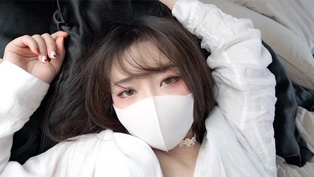 Милая азиатка играет в приставку и вертится мокрой киской на стволе избранника