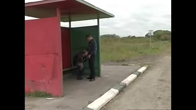 Телка отсосала другу на автобусной остановке и занялась с ним сексом