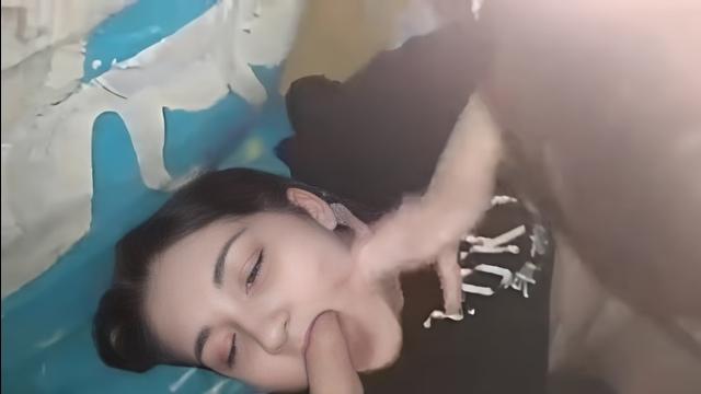 Парень играет на телефоне, пока его девка дрочит пилотку