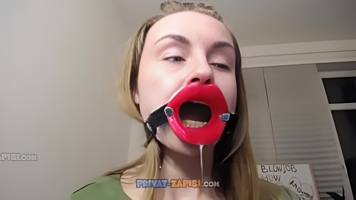Русская шмара надела на лицо пластиковые губы и пихает дилдо в глотку