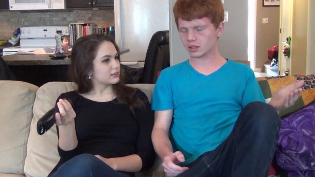 Молодая брюнетка с татухами трясет титьками и вертится на пенисе рыжего избранника