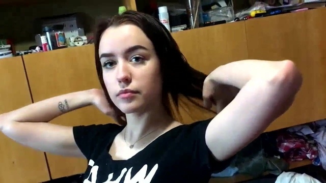 Русская телка завелась от мастурбации киски и получила болт избранника в вагину