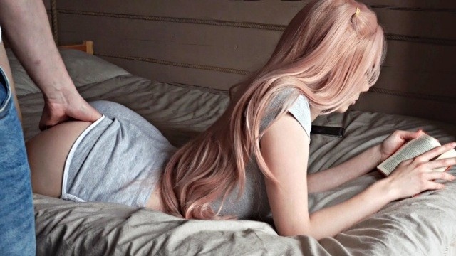 Девица с крашенными волосами и в шортах легла на кровать, где отдалась партнеру