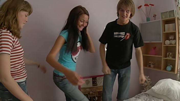 К русскому парню пришли две 18летние девушки и спровоцировали его на секс втроем