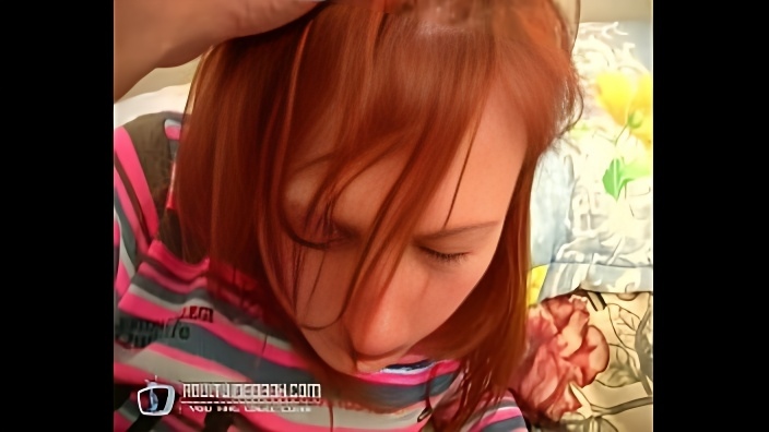 Русская баба в полосатой кофточке отсасывает партнеру и принимает в киску большой пенис