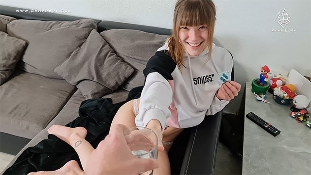 Немка в кофте и в белых стрингах выпила с оператором, после чего дала в мокрую щель