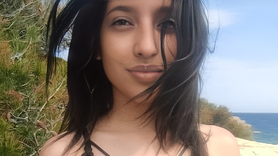 Симпатичная кубинка с пухлыми губками ублажает минетом факера на улице