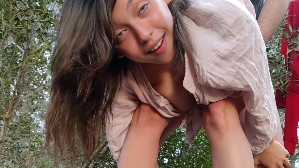 Телочка снимает джинсы в лесу и впускает во влагалище елдак партнера