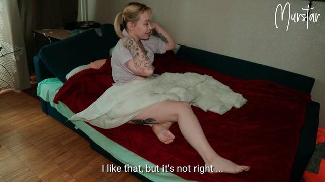 Русская девка со светлыми волосами склонилась над чуваком, которому сделала минет и дала в киску