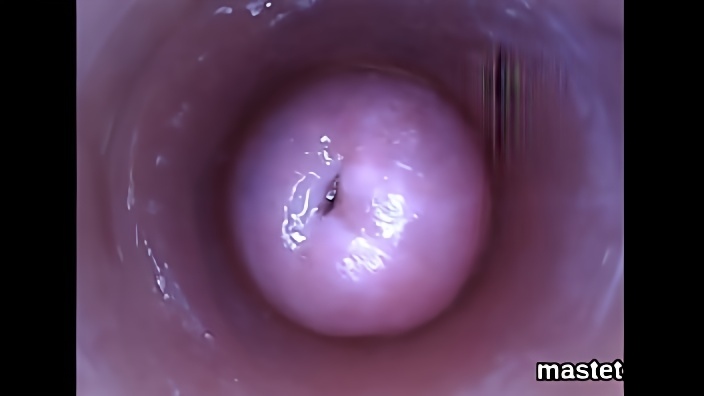 Худая чешка пихает стеклянный расширитель во влагалище на всю длину