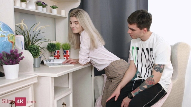 Студентка со светлыми волосами отправилась с парнем на кухню, где она обнажилась и пососала конец