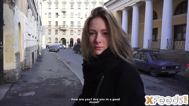 Ловелас с камерой дает на клык и имеет в гостиной русскую худышку с маленькими титьками