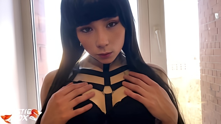 Брюнетка в черном платье подошла к оператору и принялась сосать его конец