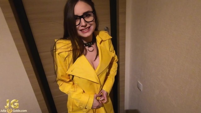 Брюнетка в очках и в желтом пальто обнажилась перед кавалером и начала сосать его конец