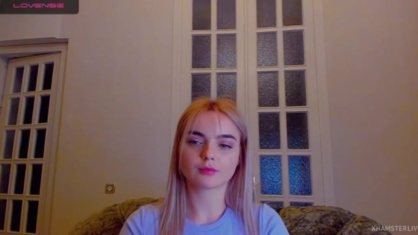 Русская красотка с большими сиськами позирует перед камерой и ласкает дырочку