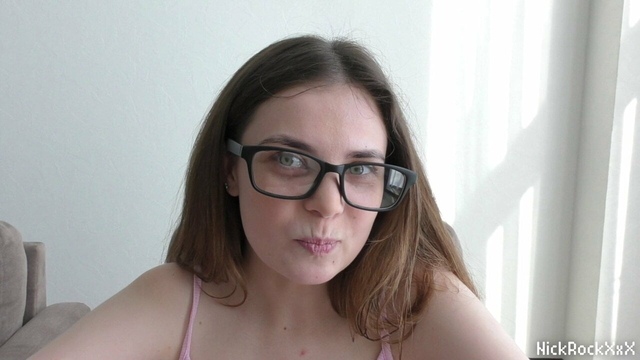 Русская куколка занимается сексом с любовником и в перерывах делает ему минет