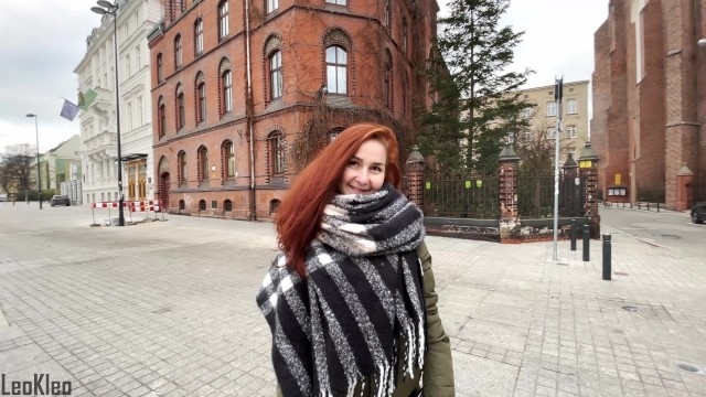 Девушка с рыжими волосами отсасывает партнеру и дает ему в вагину без презика