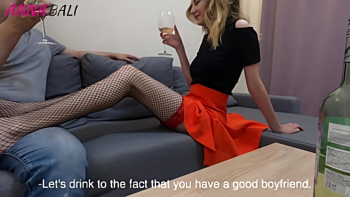 Горячая девица в красной юбке выпила с приятелем, после чего дала ему в пилотку