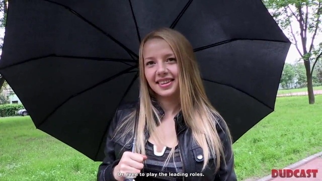 Горячая блондинка в розовых штанах и на высоких каблуках занялась сексом с агентом