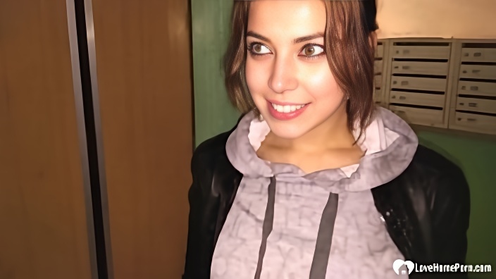 Симпатичная девка в черной куртке зашла с приятелем в подъезд и дала ему в вагину